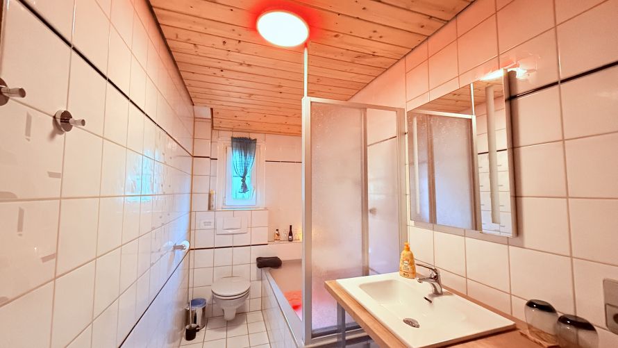 Badezimmer mit Badewanne