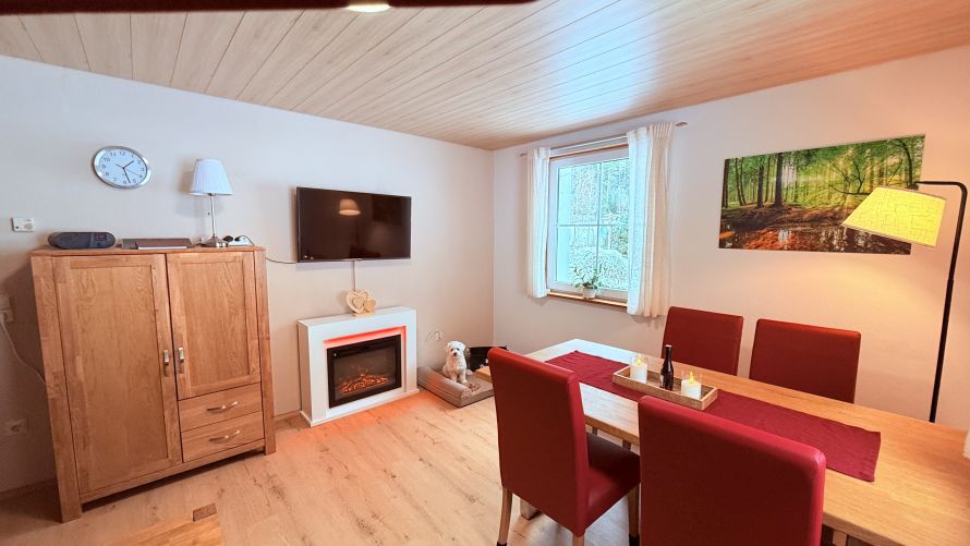 Wohn- esszimmer  mit Sofa , Esstischgruppe Elektrokamin