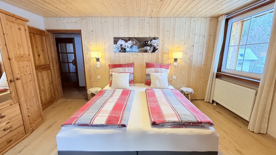 Schlafzimmer für vier Gäste Boxspringbett und zwei Einzelbetten