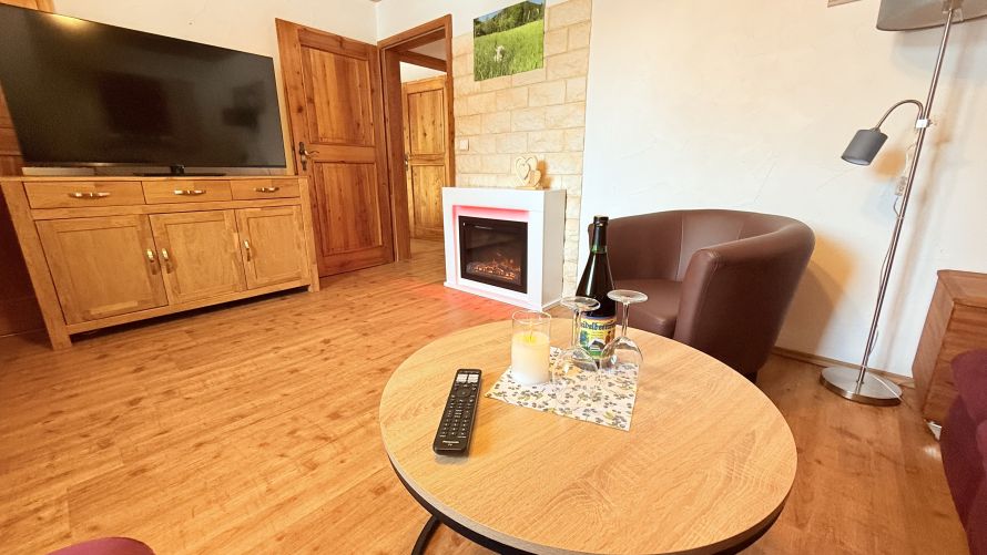 gemütliches Wohnzimmer mit Elektrokamin, Leseecke