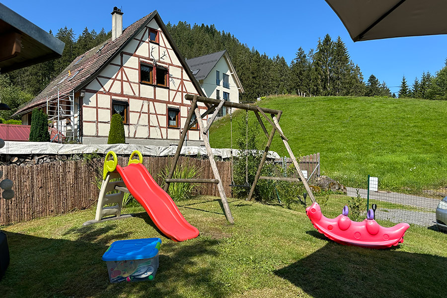 garten-mit-spielplatz-schwarzwaldhaus-zwink